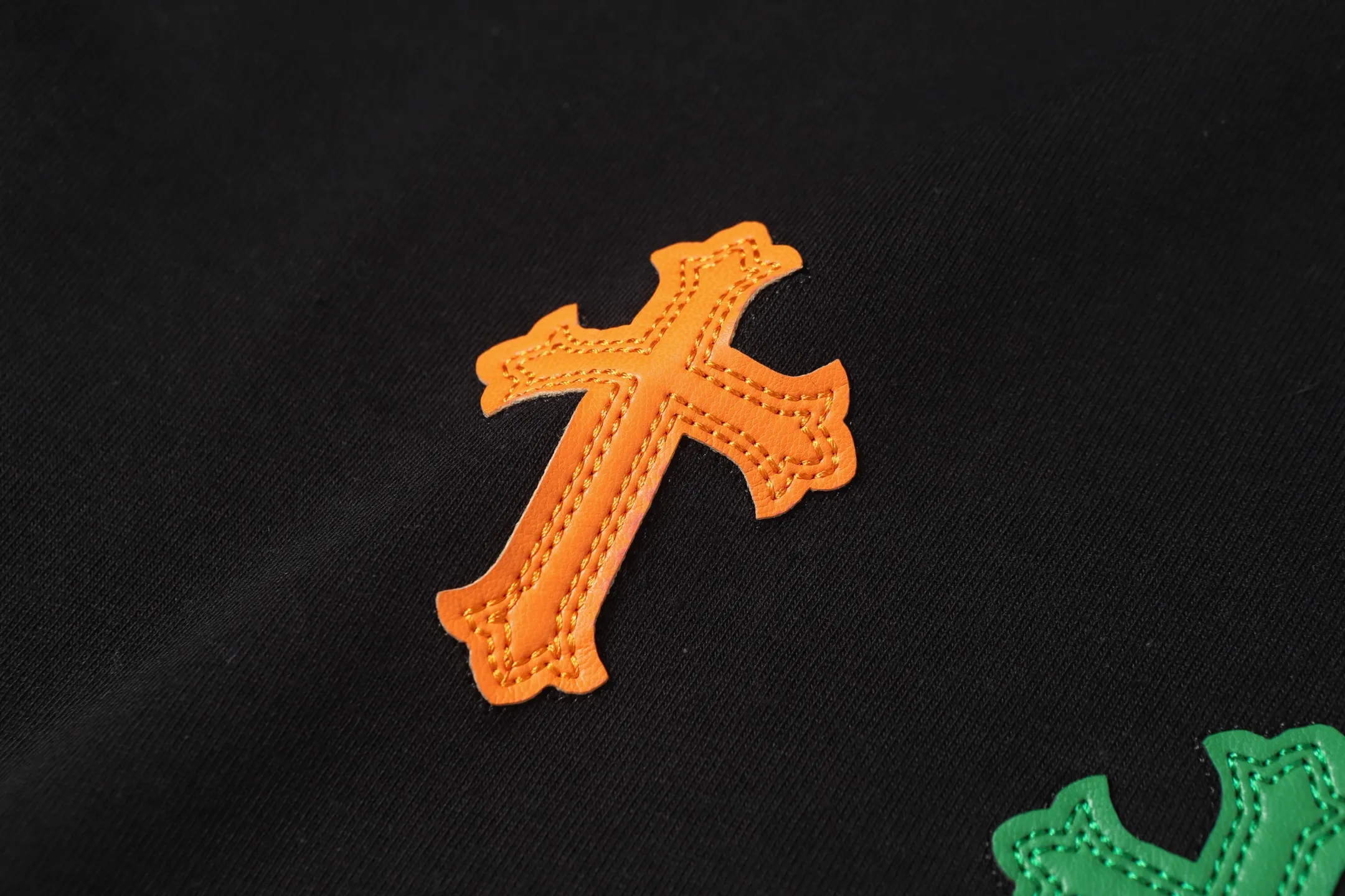 P150 Chrome Hearts CH Chrome Hearts cross leather embroidered short-sleeved T-shirt. Made with imported Tajima machine. The leather is custom-dyed. The hardware accessories are all custom-made. Correctly configured. Black 2025 Chrome Hearts authentic packaging. 280 grams of custom-dyed double-yarn cotton. Large version. Loose and stylish. The difference between low version and slim version is that the upper body stretches the hips. 100% commitment: top quality. Not fast food. The highest version on the market. Top quality - Differentiate from the ordinary versions on the market. If you care about quality, you should also respect the price. Absolutely 0 after-sales service. 0 return rate so far. It’s hard not to love the style - 280g double yarn cotton custom-dyed fabric - Correct high-density main mark, washed tag, hand-sewn